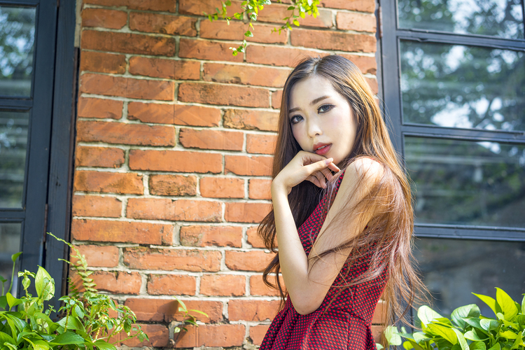 清纯少女的屋檐下的美