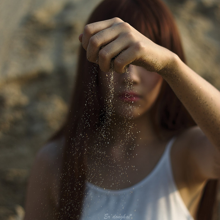 清纯少女沙滩上的嬉戏