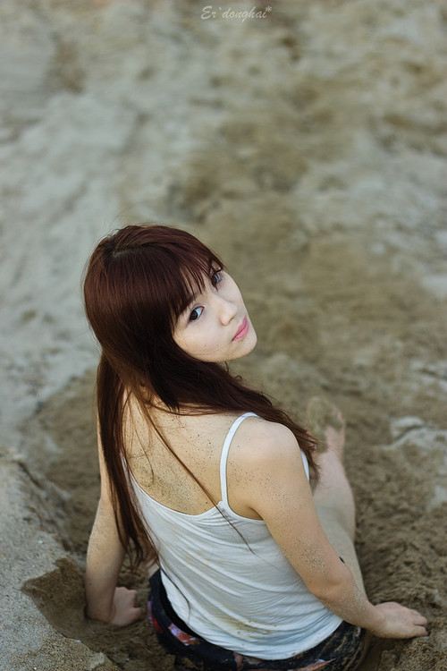 清纯少女沙滩上的嬉戏