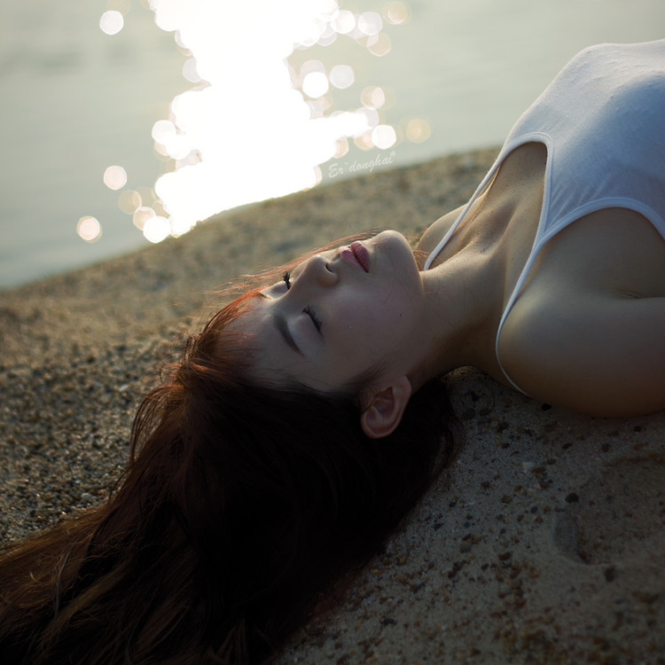 清纯少女沙滩上的嬉戏