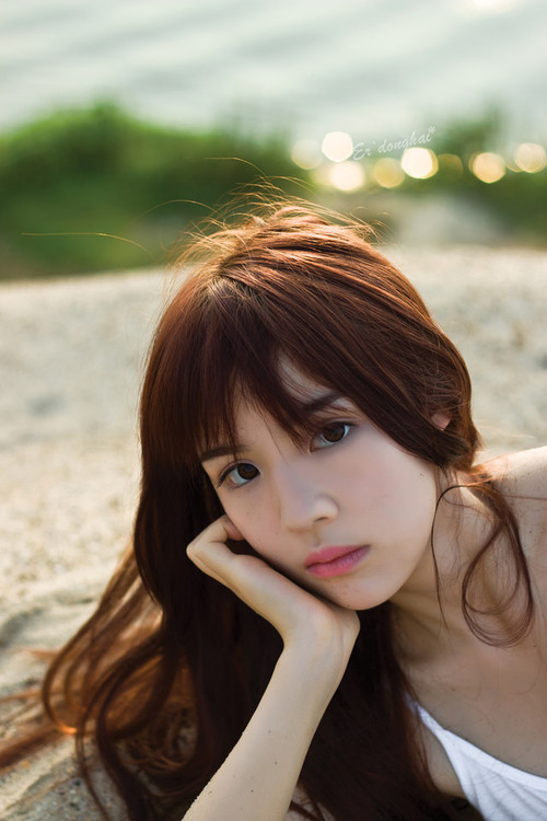 清纯少女沙滩上的嬉戏