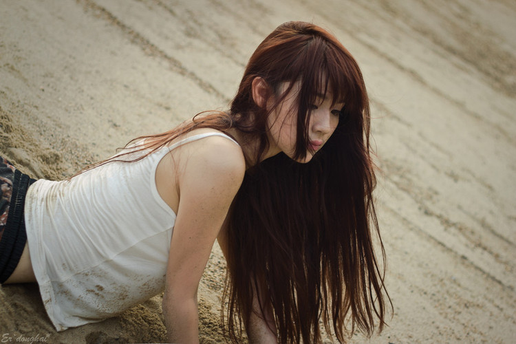 清纯少女沙滩上的嬉戏