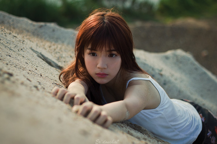 清纯少女沙滩上的嬉戏