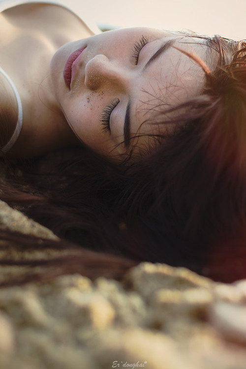 清纯少女沙滩上的嬉戏