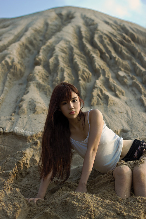 清纯少女沙滩上的嬉戏