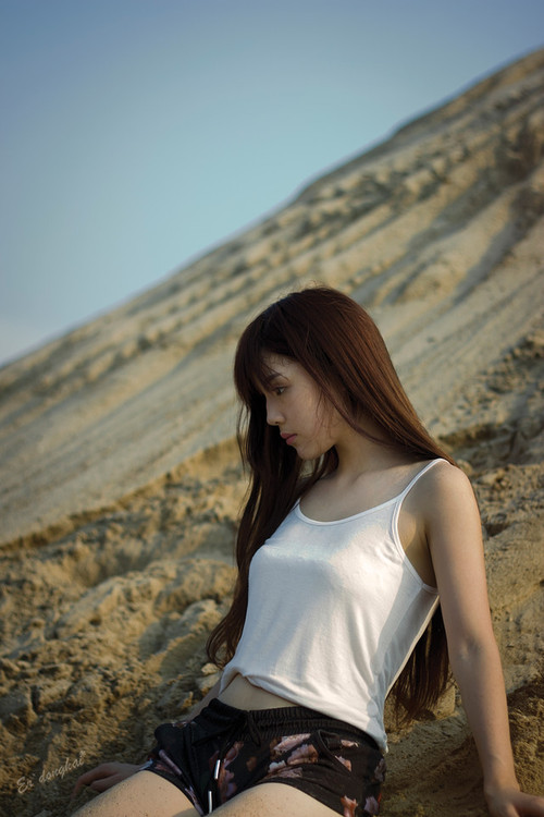 清纯少女沙滩上的嬉戏