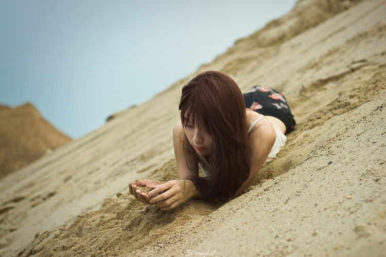 清纯少女沙滩上的嬉戏