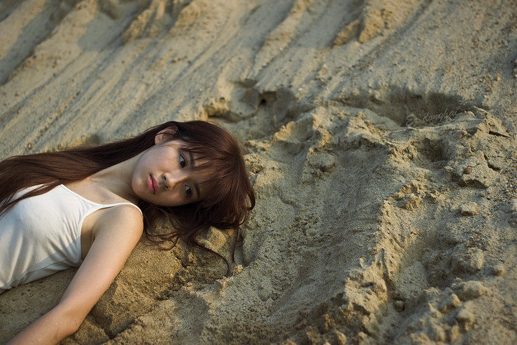 清纯少女沙滩上的嬉戏