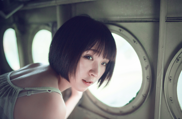 公园里独自端坐的清纯少女