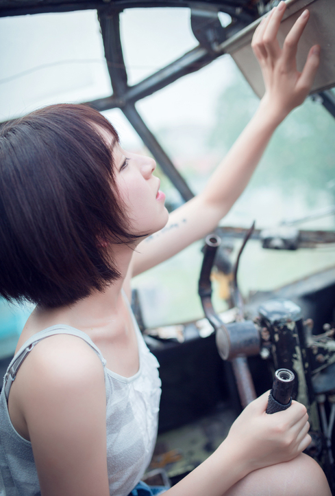 公园里独自端坐的清纯少女