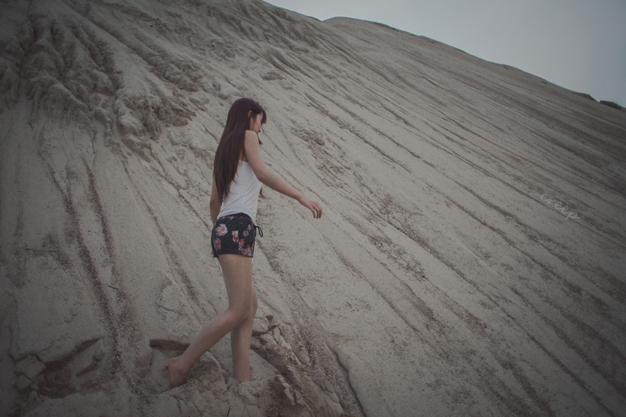 长发美女沙地玩沙唯美写真
