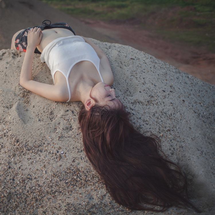 长发美女沙地玩沙唯美写真