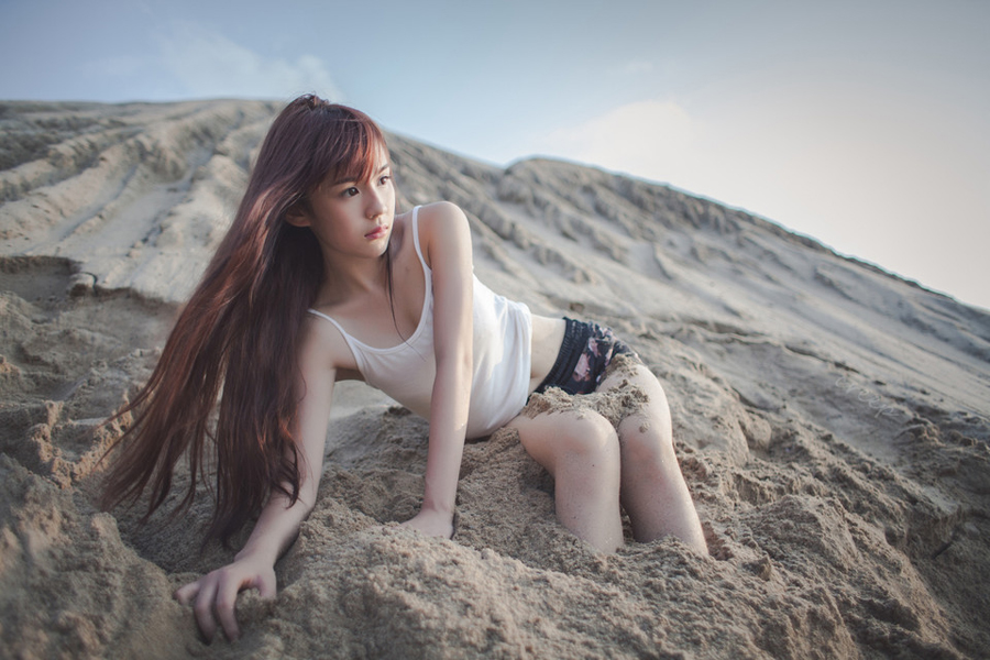 长发美女沙地玩沙唯美写真