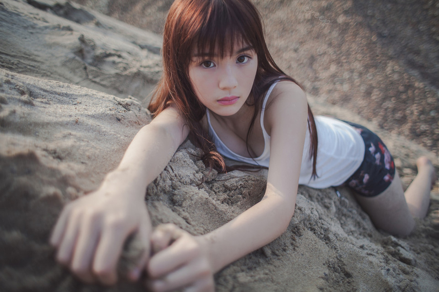 长发美女沙地玩沙唯美写真