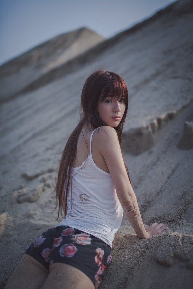 长发美女沙地玩沙唯美写真