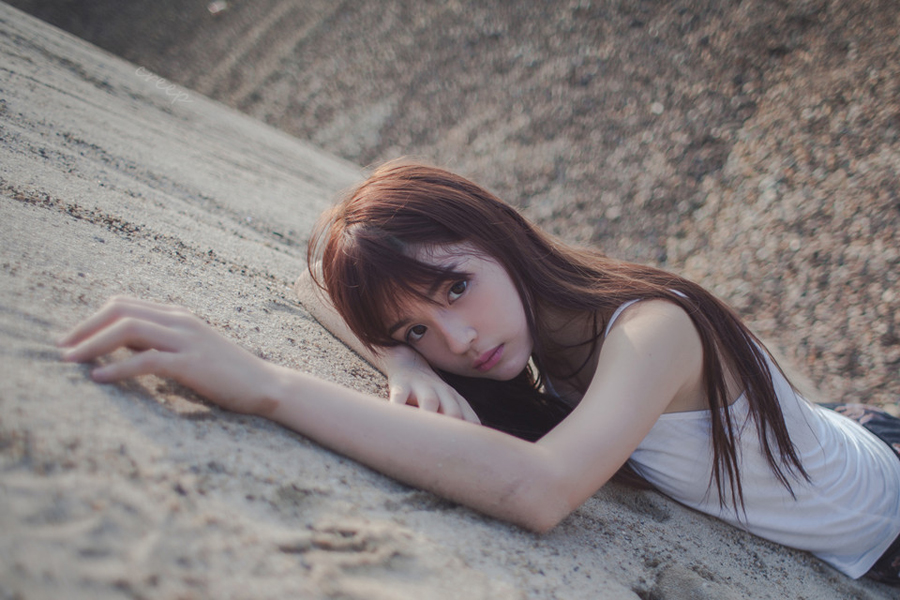长发美女沙地玩沙唯美写真