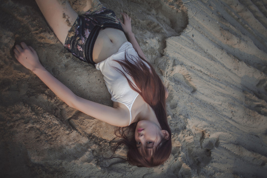 长发美女沙地玩沙唯美写真