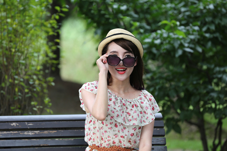 公园长凳上的气质少女