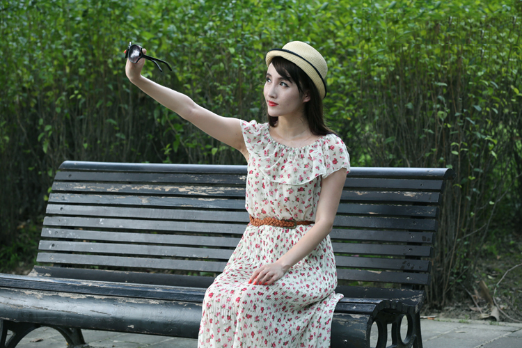 公园长凳上的气质少女