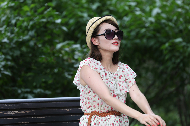 公园长凳上的气质少女