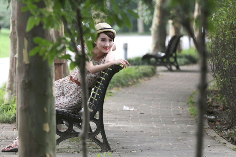 公园长凳上的气质少女