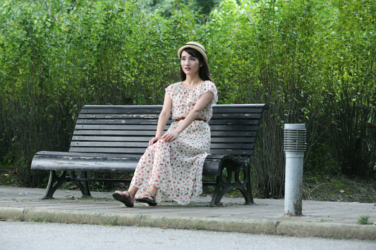 公园长凳上的气质少女