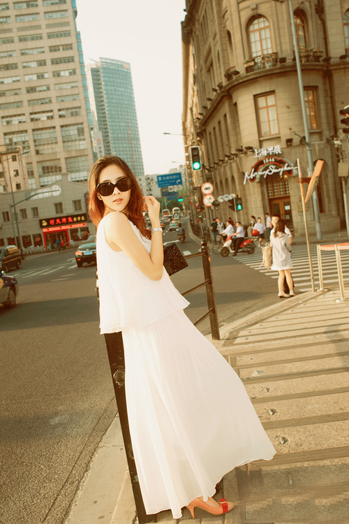 高挑气质美女外滩游玩随拍