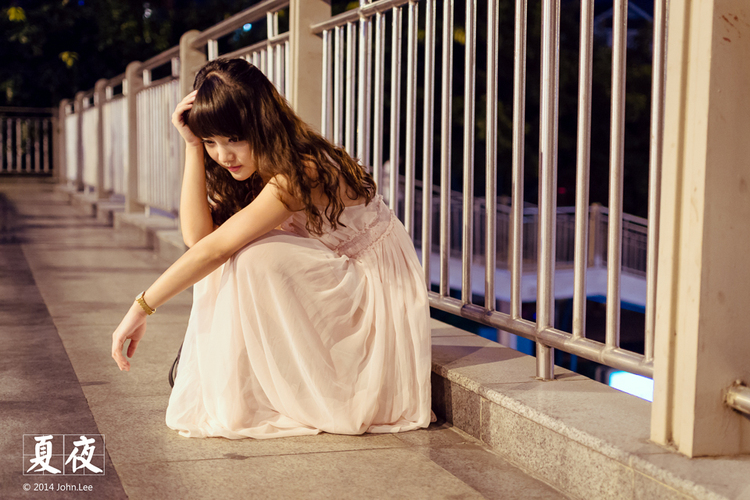 清纯少女夏日夜晚独自徘徊的忧伤