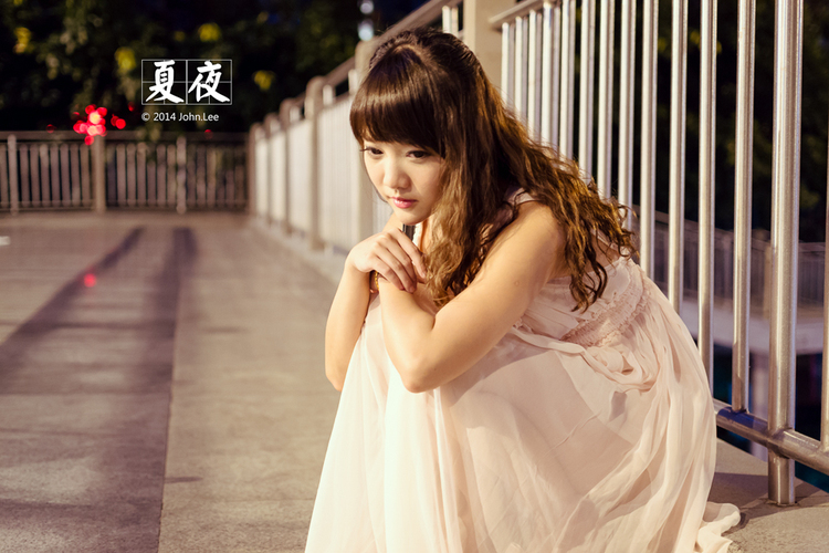 清纯少女夏日夜晚独自徘徊的忧伤