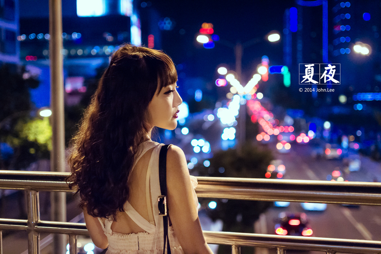 清纯少女夏日夜晚独自徘徊的忧伤