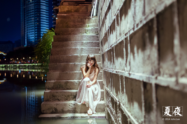 清纯少女夏日夜晚独自徘徊的忧伤