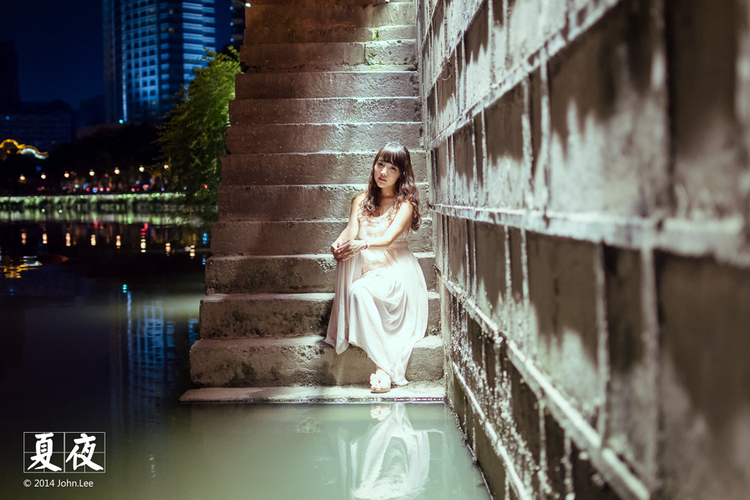 清纯少女夏日夜晚独自徘徊的忧伤