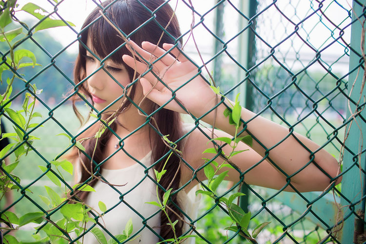 树荫下的清纯阳光少女