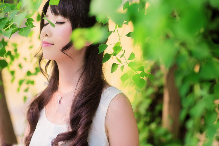 树荫下的清纯阳光少女