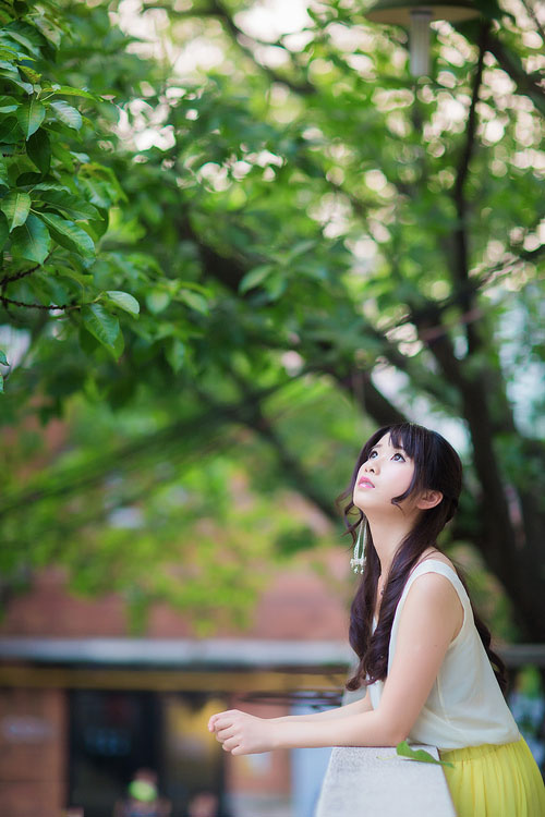 树荫下的清纯阳光少女