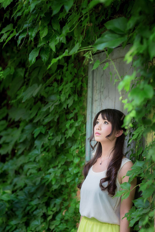 树荫下的清纯阳光少女