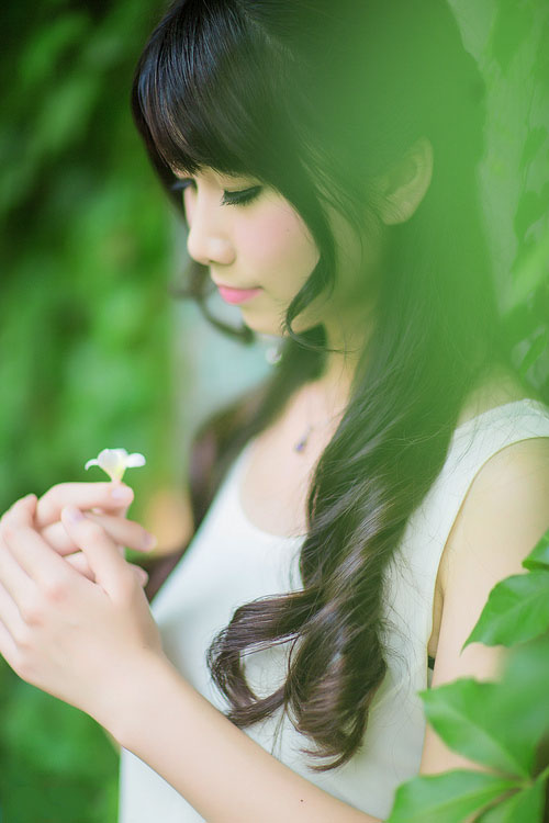 树荫下的清纯阳光少女