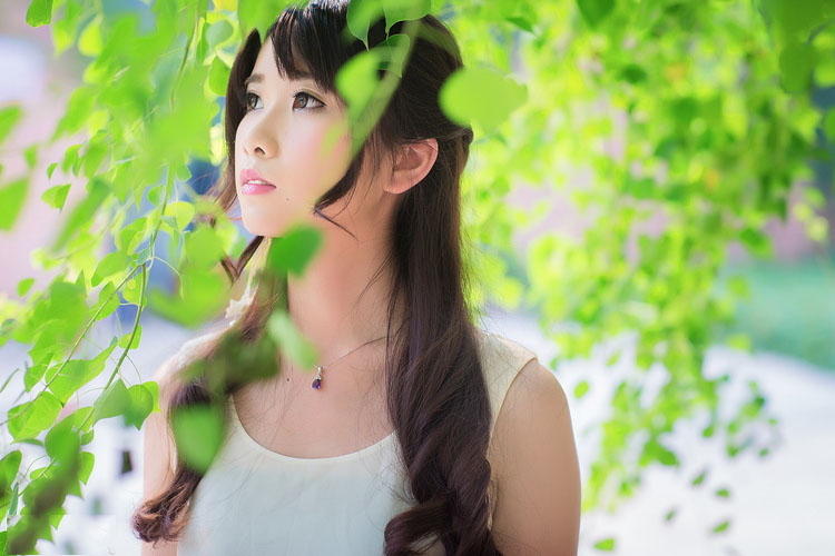 树荫下的清纯阳光少女