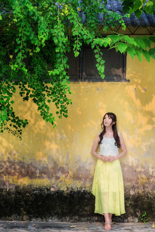 树荫下的清纯阳光少女