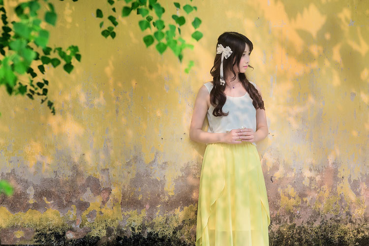 树荫下的清纯阳光少女