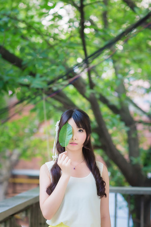 树荫下的清纯阳光少女