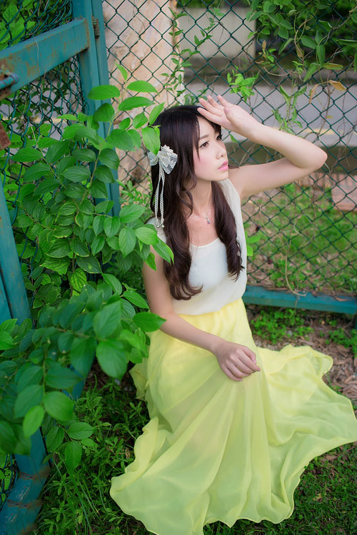 树荫下的清纯阳光少女