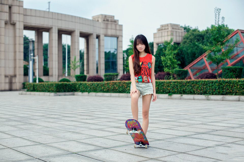 青纯滑板少女高清写真大图