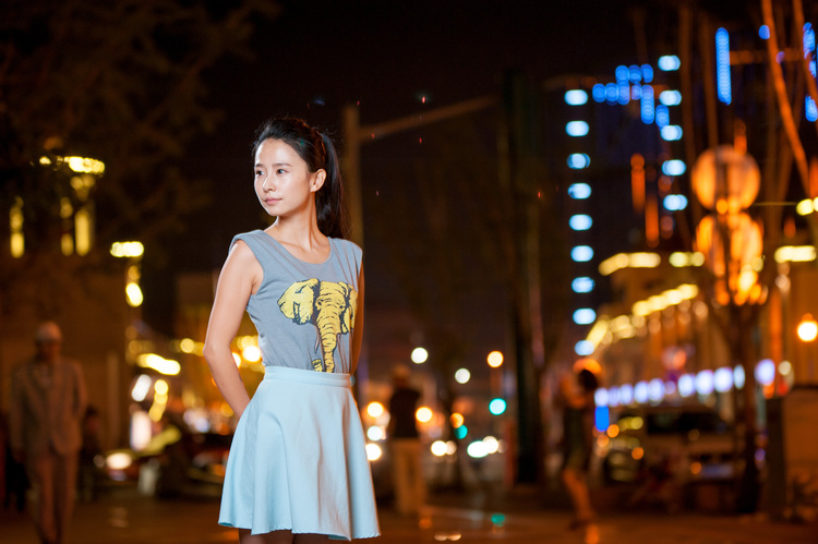 夜晚霓虹灯下的你美艳撩人