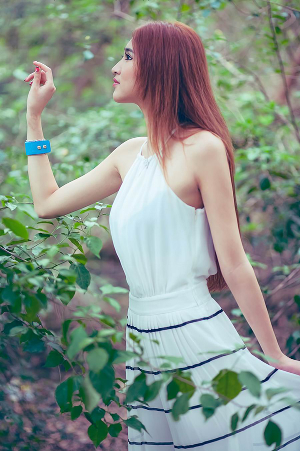 清纯美女甜美户外迷人写真