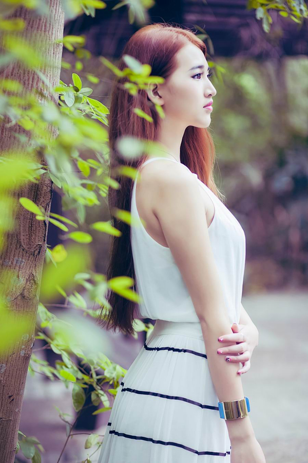 清纯美女甜美户外迷人写真