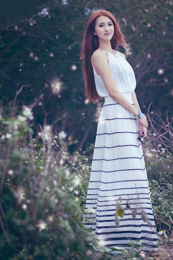 清纯美女甜美户外迷人写真