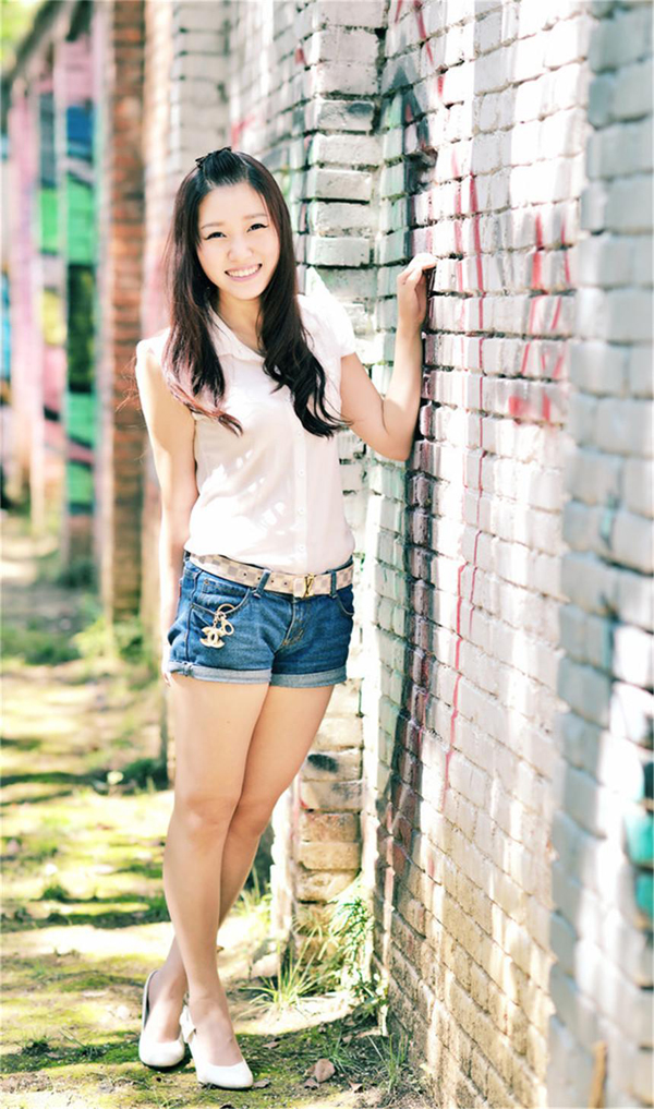 阳光美女甜美气质街拍写真