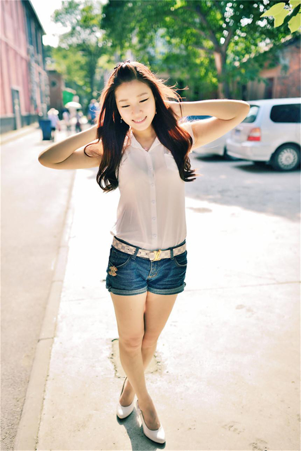 阳光美女甜美气质街拍写真