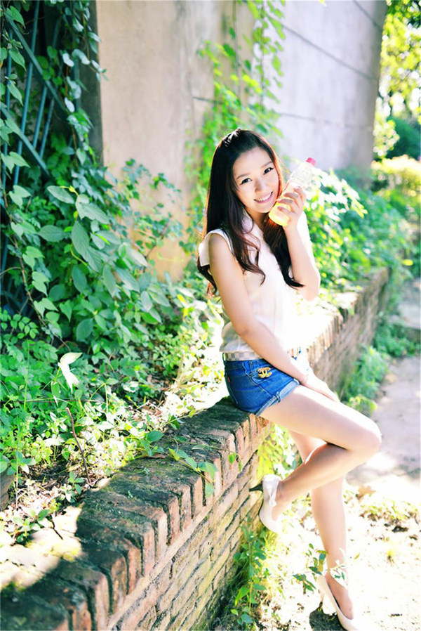 阳光美女甜美气质街拍写真